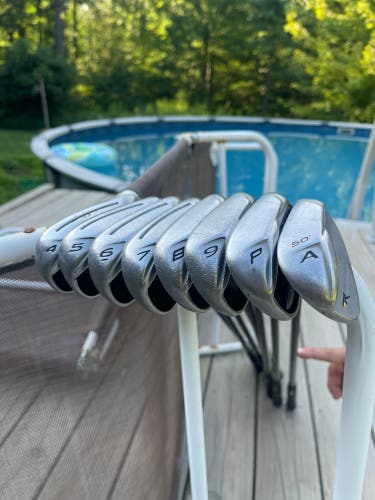 Men's TaylorMade Rocketbladez Right Handed Iron Set Stiff Flex (8 Clubs) #4 - #9, PW, GW (Used)