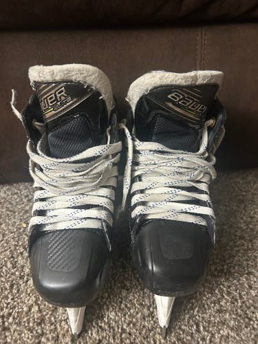 Bauer Elite Hockey Goalie Skates Regular Width Size 1.5 (Used)