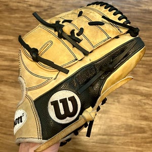 Pitcher's RH Wilson A2000 Baseball Glove 11.75"