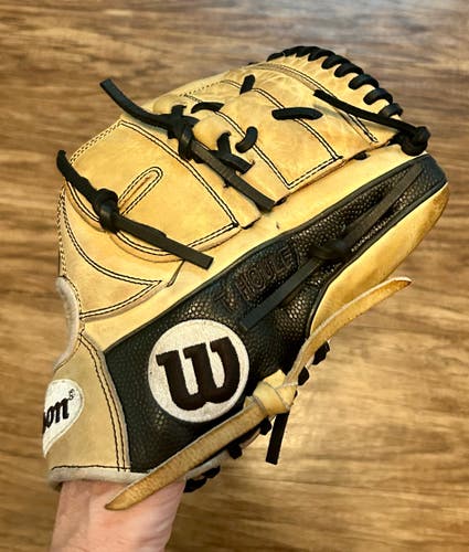 Pitcher's RH Wilson A2000 Baseball Glove 11.75"