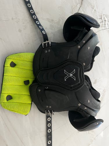Medium Youth Xenith Flyte Shoulder Pads (Used)