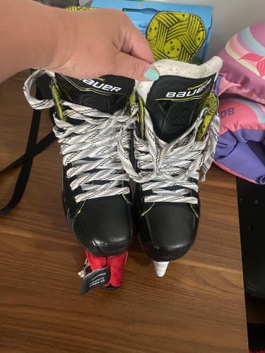 2024 Bauer Supreme 30 Hockey Skates Extra Wide Width (Used)