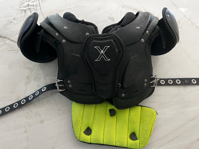 Medium Youth Xenith Flyte Shoulder Pads (Used)