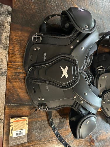 Small Youth Xenith Fly Shoulder Pads (New)