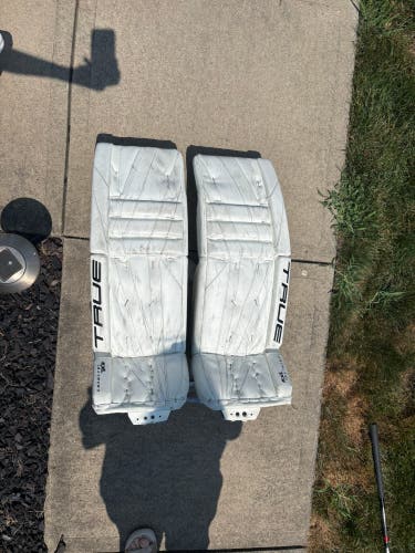 31"  2023 True Catalyst 7X3 Goalie Leg Pads Pro Stock (Used)