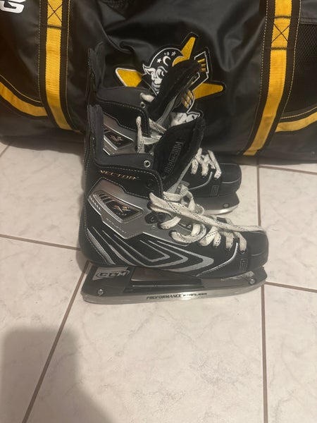 CCM Tacks Vector Hockey Skates Regular Width Pro Stock 7.5 Barely USED