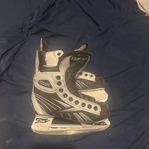 Barely USED Reebok Hockey Skates Regular Width   Size 2 SEND FAIR OFFERS