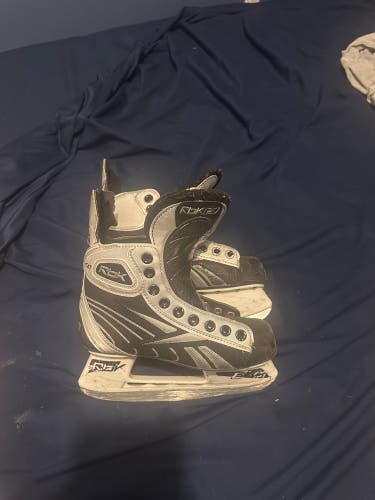 Barely USED Reebok Hockey Skates Regular Width   Size 2 SEND FAIR OFFERS
