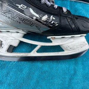 Bauer Vapor Hyperlite 2 Hockey Skates Regular Width 6.5 (Used)