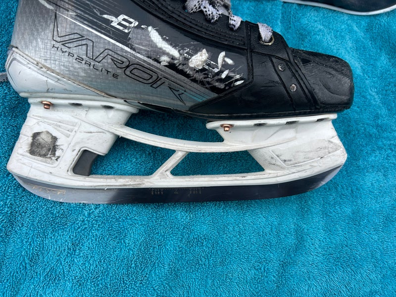 Bauer Vapor Hyperlite 2 Hockey Skates Regular Width 6.5 (Used)