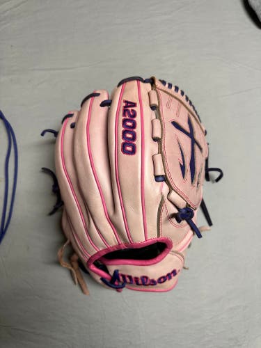 2024 Wilson RH Pitcher's A2000 Baseball Glove 12" (Used)