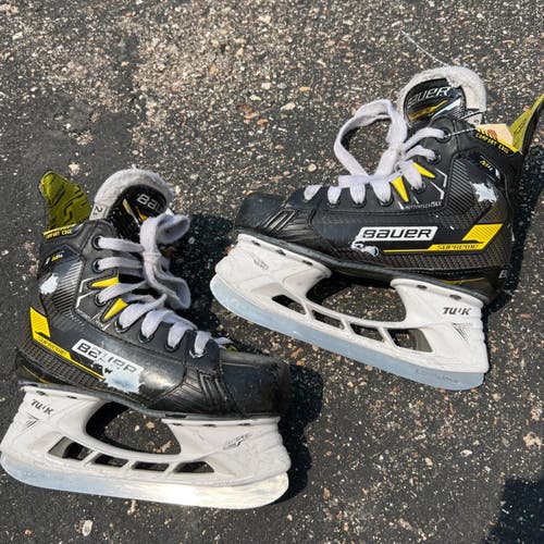 Junior Bauer Supreme M4 Hockey Skates | Size 2.5 (Used)