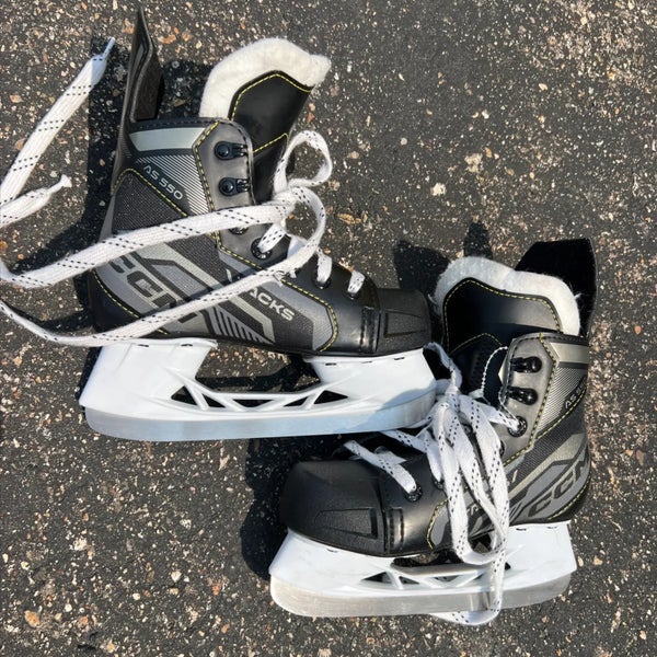 Youth CCM AS-550 Hockey Skates | Size 13Y