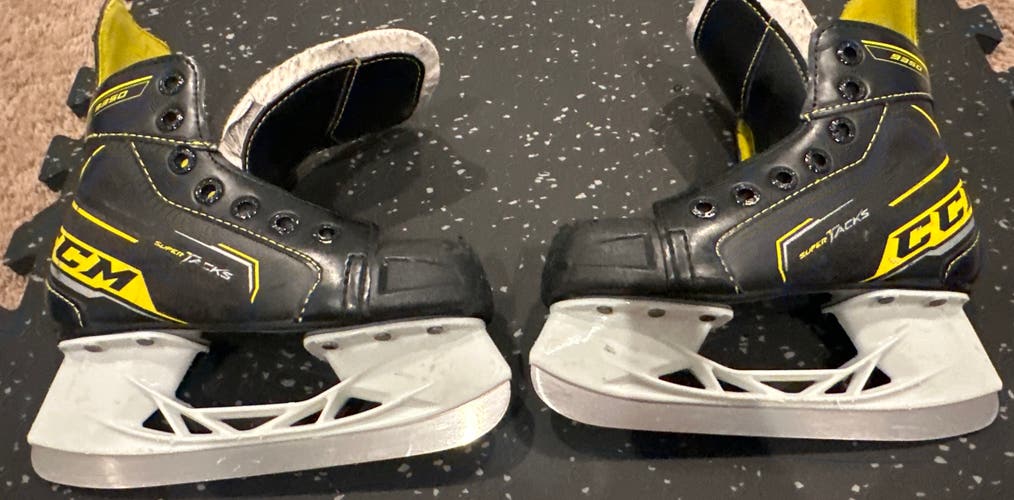 CCM Super Tacks 9350 Hockey Skates Regular Width 12 (Used)