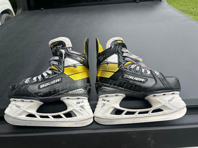 Bauer Supreme 3S Hockey Skates Size 2 (Used)