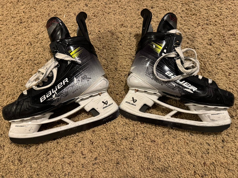 SR Bauer Vapor Hyperlite 2 Hockey Skates and Spare Set Of Blades 8 months NEW!