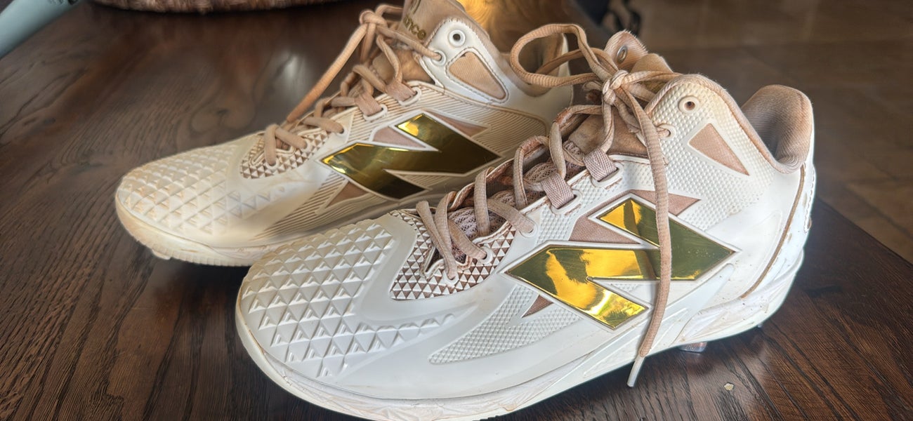 White Men's Size M 10.5 (W 11.5) Youth New Balance Metal Cleats (Used)