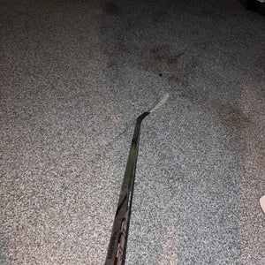 Intermediate Bauer Vapor Hyperlite 2 Right Handed Hockey Stick P28 (Used)