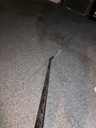 Intermediate Bauer Vapor Hyperlite 2 Right Handed Hockey Stick P28 (Used)