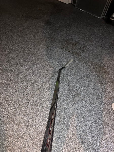 Intermediate Bauer Vapor Hyperlite 2 Right Handed Hockey Stick P28 (Used)