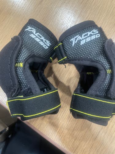 Youth Small CCM Tacks 9550 Elbow Pads (Used)
