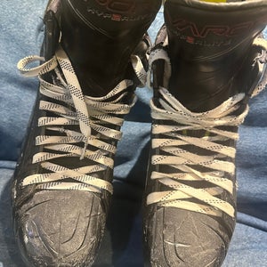 2023 Bauer Vapor Hyperlite 2 Hockey Skates Regular Width 8.5 (Used)