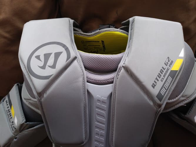 Medium 2015 Warrior Ritual G2 Goalie Chest Protector (New) with bonus gear!