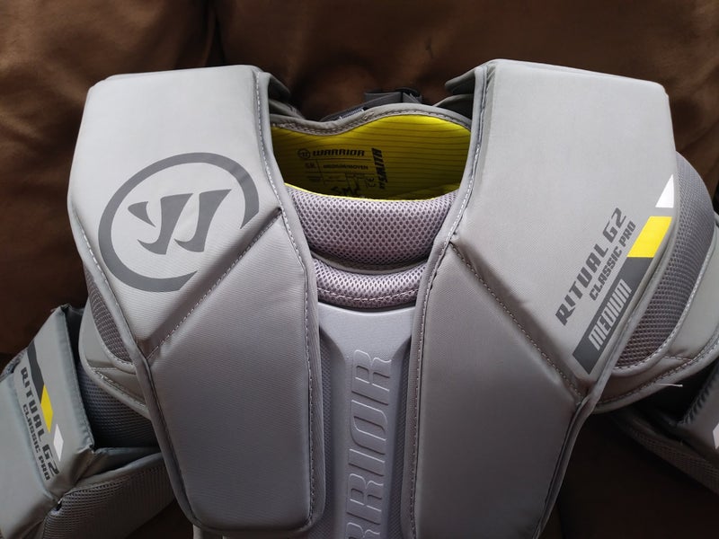 Medium 2015 Warrior Ritual G2 Goalie Chest Protector (New) with bonus gear!