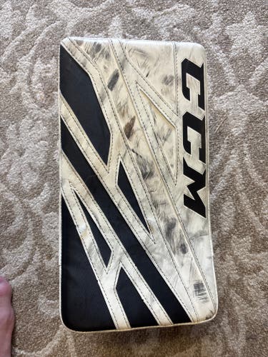 CCM Extreme Flex E4.5 Junior Regular  (Used)
