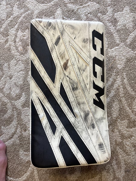 CCM Extreme Flex E4.5 Junior Regular  (Used)
