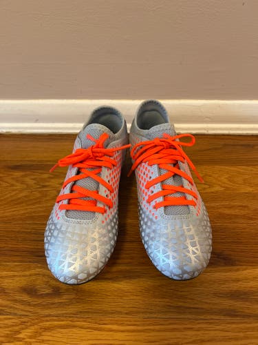 PUMA Future Kids Soccer Cleats (Sz: 5C)