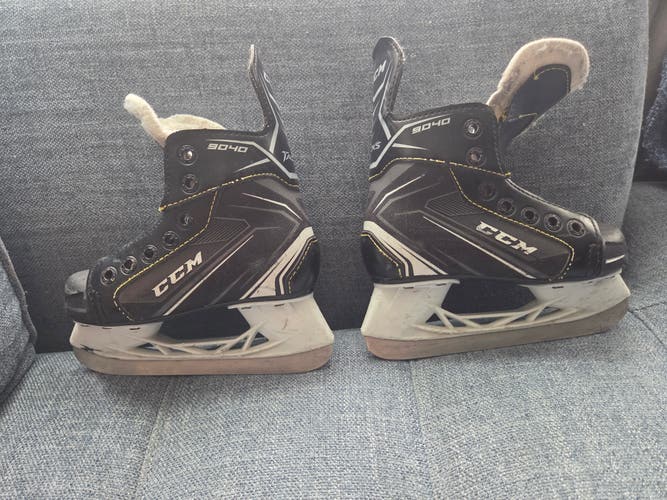 CCM 9040 Hockey Skates 11 (Used)
