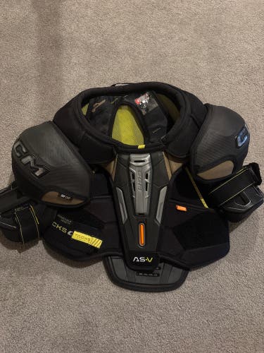 Senior Small / Medium CCM AS-V Shoulder Pads (Used)