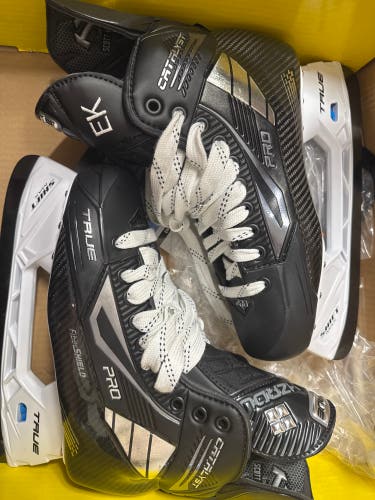 True Pro Custom Hockey Skates Wide Width  Pro Stock 8 (New)