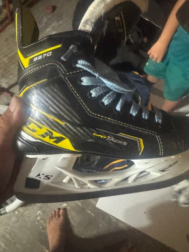 CCM Super Tacks 9370 Hockey Skates Extra Wide Width Size 3.5 (Used)