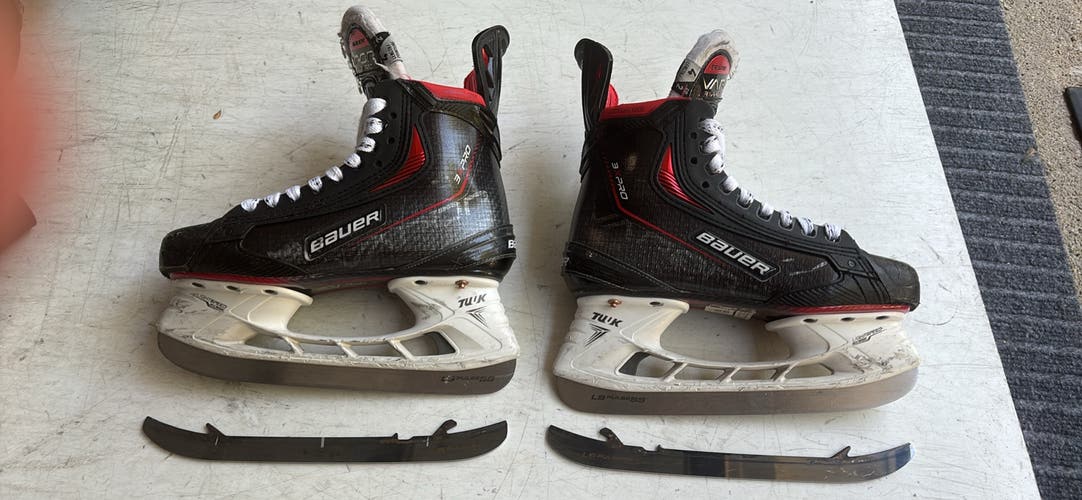 Bauer Vapor 3X Hockey Skates Size 4 (Used)
