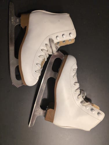 DBX Figure Skates B Junior 1 (Used)
