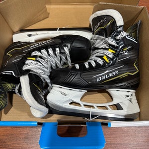 Bauer Supreme M40 Hockey Skates Regular Width Size 2 (Used)