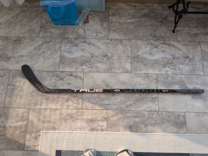 Junior True catalyst 9x3 Right Handed Hockey Stick (Used)