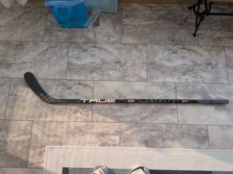 Junior True catalyst 9x3 Right Handed Hockey Stick (Used)