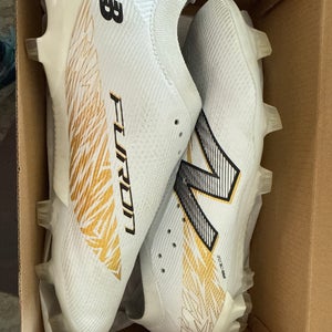 White Men's Size M 9.0 (W 10.0) New Balance Cleats (New)