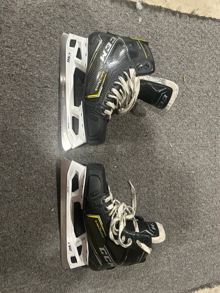CCM Super Tacks 9370 Hockey Goalie Skates Regular Width 8 (Used)
