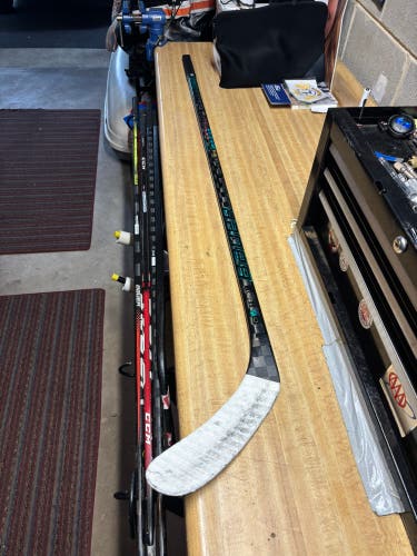 Junior Bauer Twitch Right Handed Hockey Stick P28 (Used)