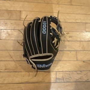 2022 Wilson Right Hand Throw Infield A2000 Baseball Glove 11.5" (Used)