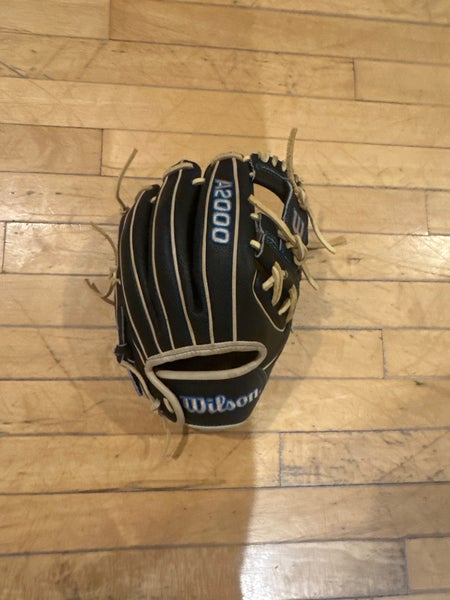 2022 Wilson Right Hand Throw Infield A2000 Baseball Glove 11.5" (Used)