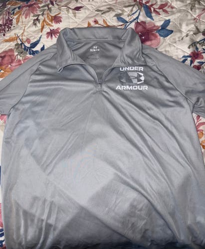 Gray Large Kids Unisex Under Armour Shirt (Used)