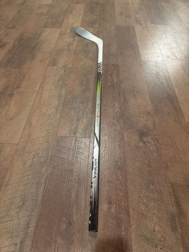 Junior Bauer Vapor Hyperlite 2 Left Hand Hockey Stick P28  (Used)
