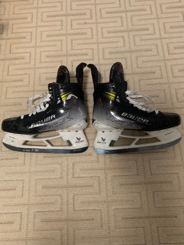 Bauer Vapor Hyperlite 2 Hockey Skates Regular Width 9.5 (Used)