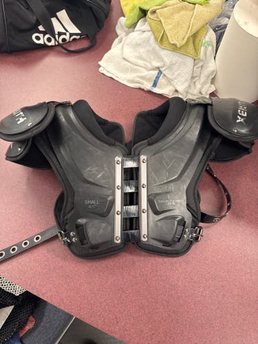 Small Adult Xenith Velocity Pro Light Shoulder Pads (Used)