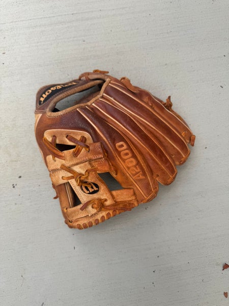 Wilson RH A2000 Baseball Glove 11" (Used)